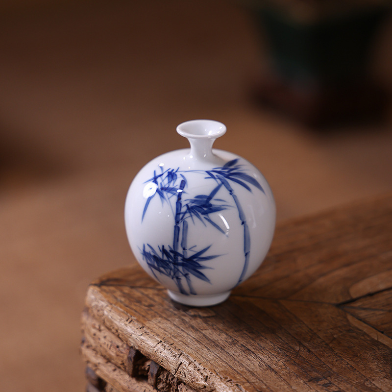 Globe vase, bamboo